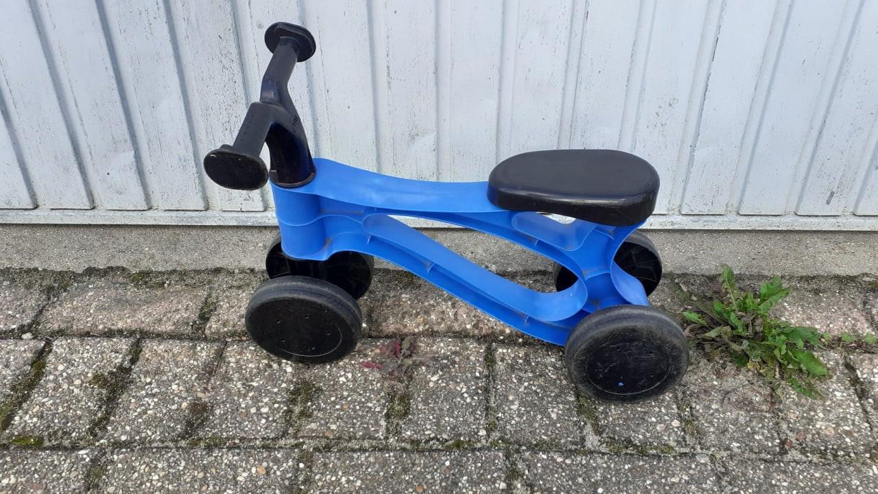 3 x Loopfietsjes 12 inch .....& eentje 4 x 4 inch & met zijwieltjes