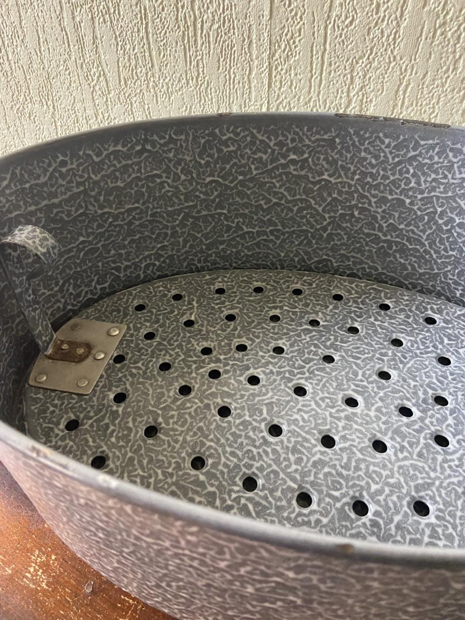 Collectie grijs gewolkte emaille pannen / vintage keukengoed.