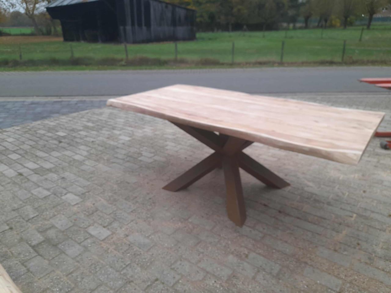 BOOMSTAMTAFEL / TAFEL IN SUARHOUT 200X100 MET ZWARE MATRIXPOOT