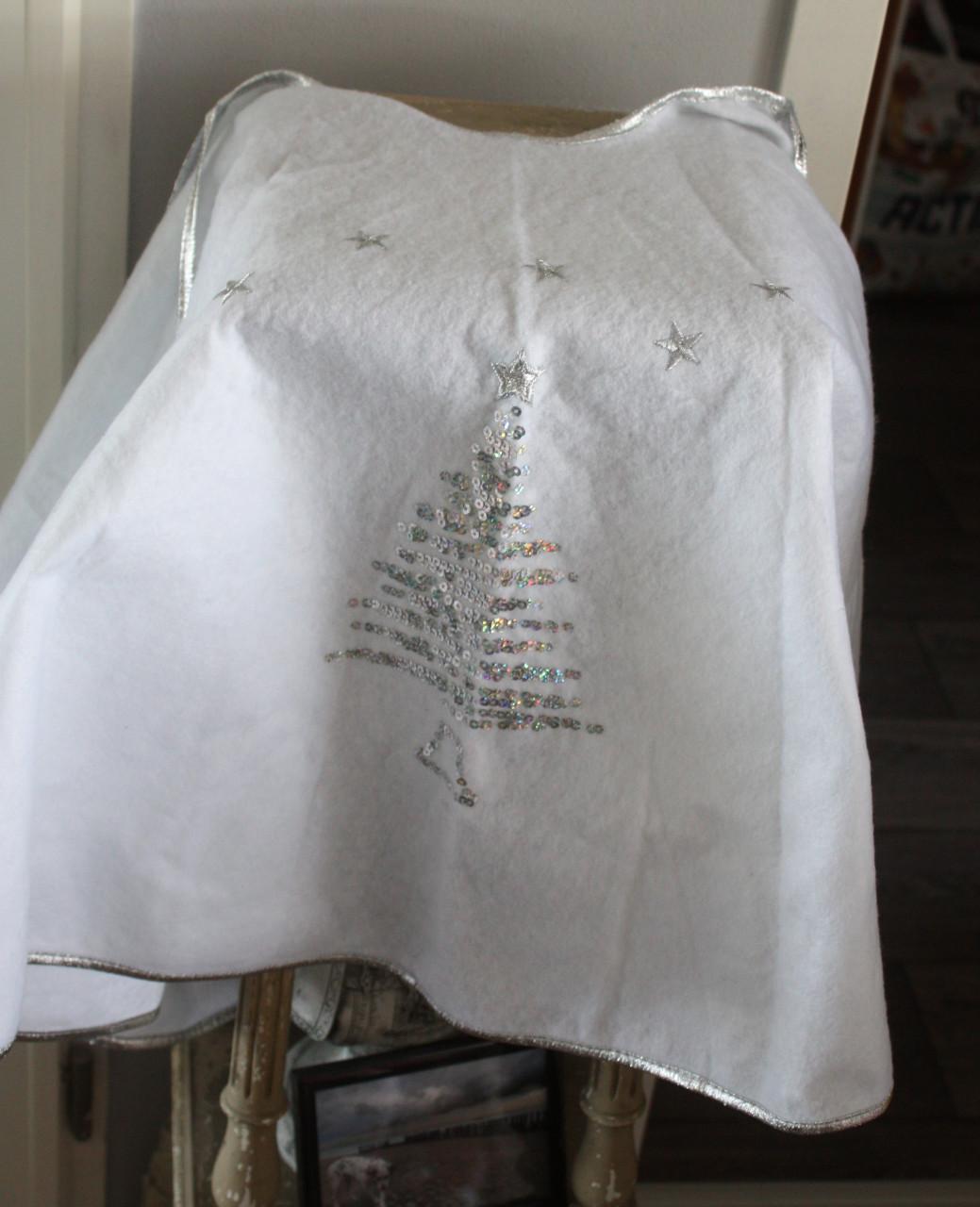 Stoffen kerstboom rok wit met zilverkleurige kerstboom