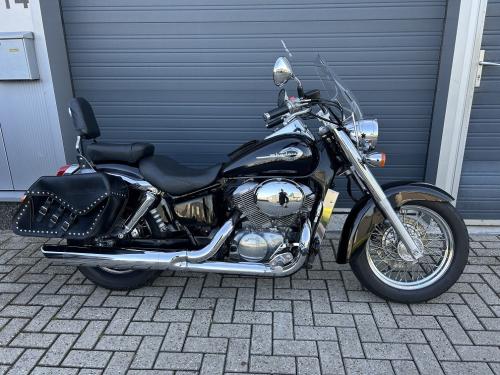 Frisse Honda VT750C2 uit 1999 met 32 dkm, lederen koffers, sissybar €3500,-