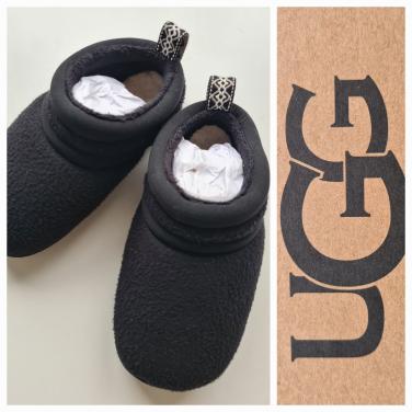 Nieuwe zwarte UGG pantoffels Maat 32,5 De UGG pantoffels zijn orgineel