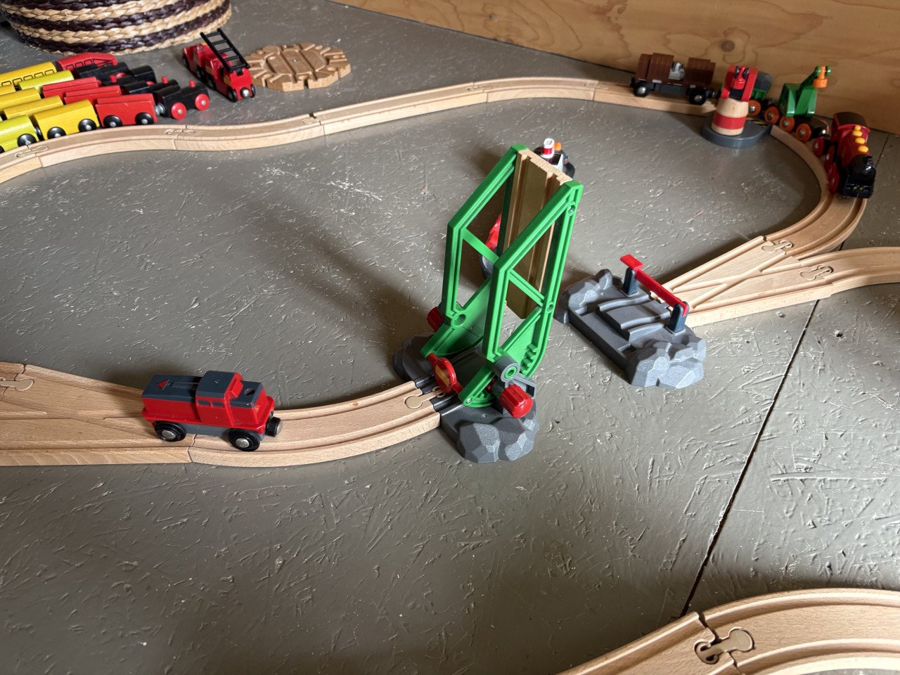 2 electrische Brio locomotieven en veel ikea rails