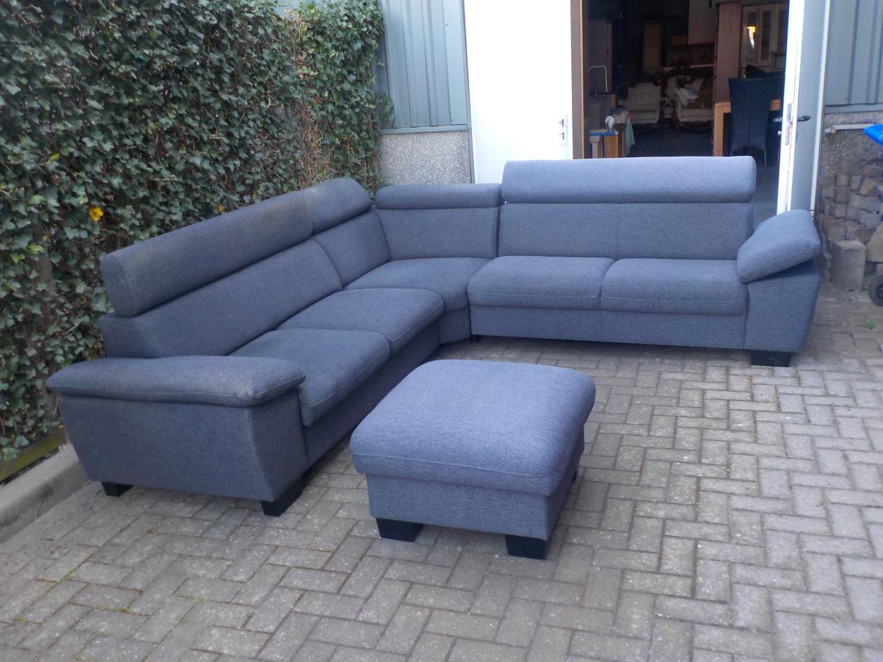 Grote stoffen hoekbank 275 x 275 cm met hokker 70 x 70 cm in goede staat