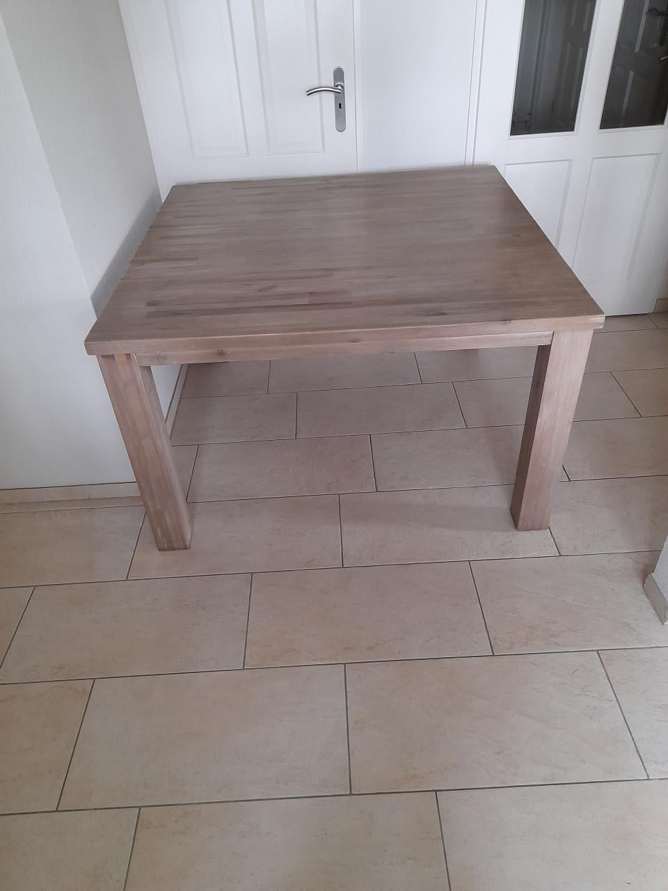 Prachtige Massief houten  tafel 130 x 130 x 71,5 H (in goede nette staat )