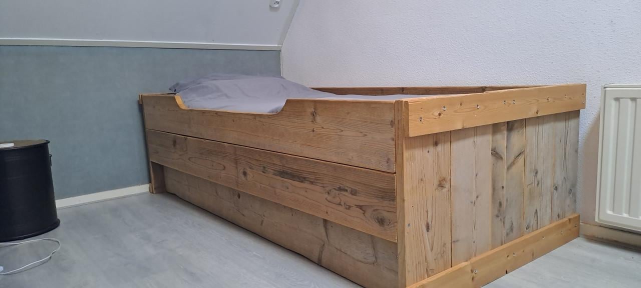 Eenpersoonsbed steigerhout 210x98