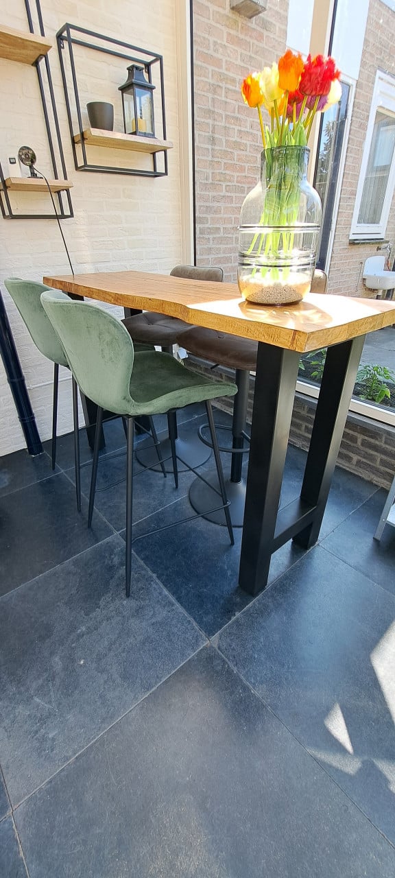Bartafel met 4 barkrukken