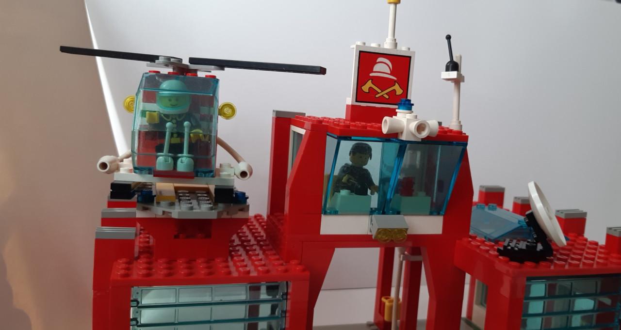 Lego Classic Town 6389: brandweerkazerne + heli, spuitwagen, brandweerauto