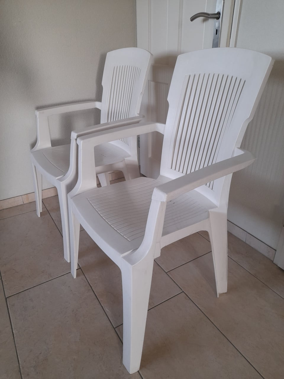 2 tuinstoelen (in goede staat )  Met wat hogere rugleuning!  Stapelbaar!