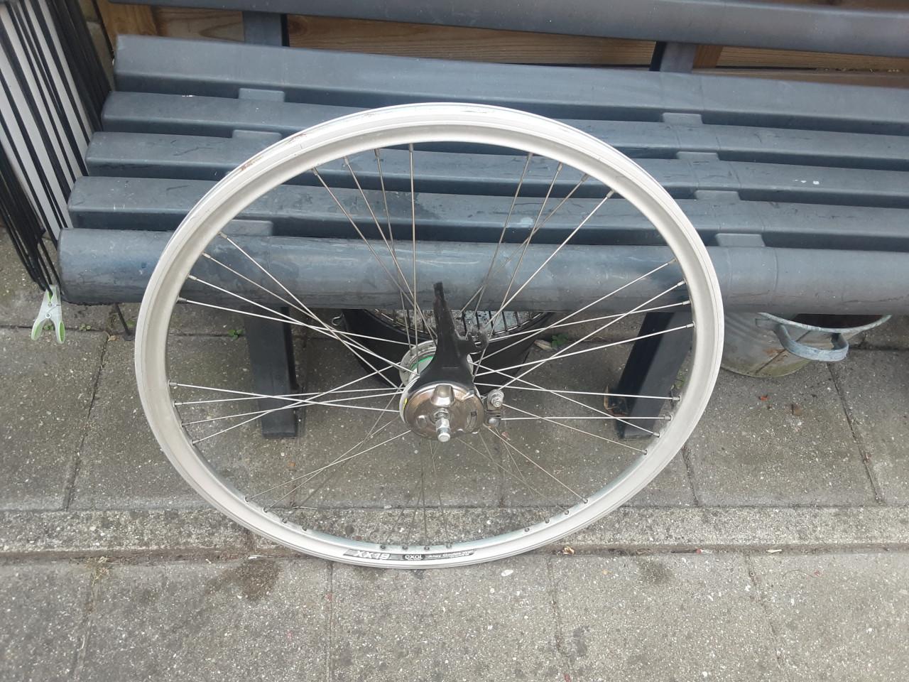 9 x 4 spaak patroon 28 inch shimano, voorwiel, naafdynamo, rollerbrake
