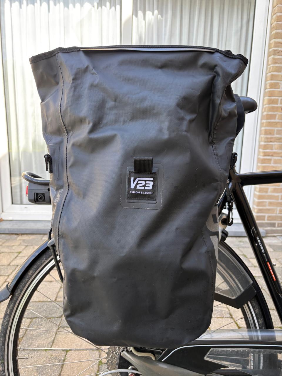 2 waterdichte fietstassen in zeer goede staat - 23 liter inhoud