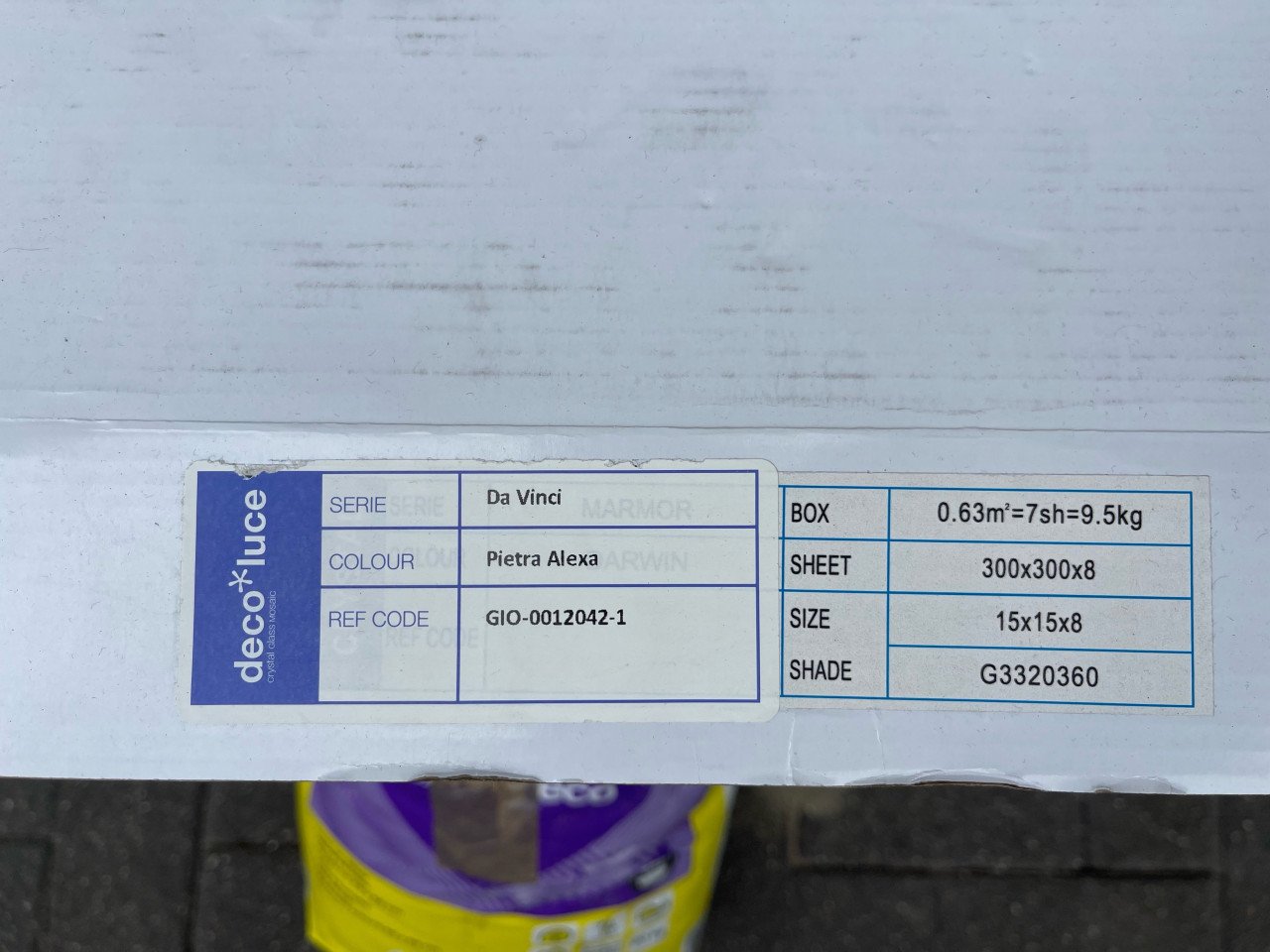 Tegels ,mozaïek tegels en halve zak tegellijm