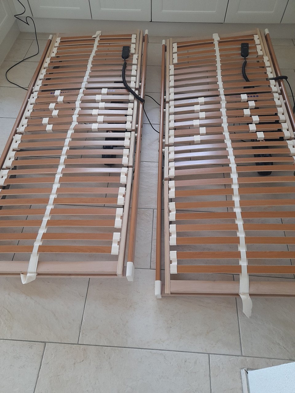 2 x Elektrisch verstelbare  lattenbodem 80 x 200 ( in goede staat )