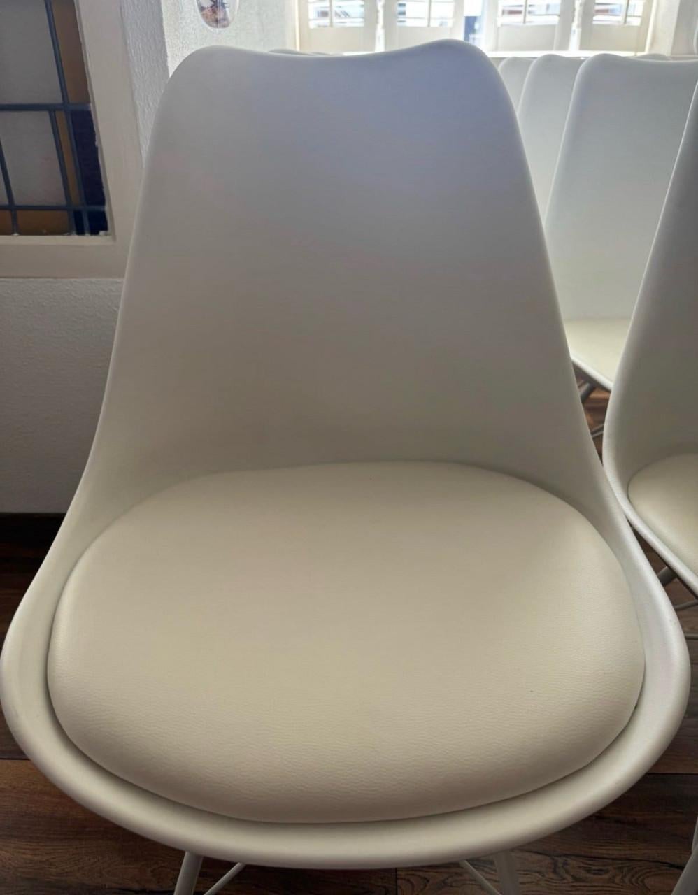 8  of 4 witte stoelen ( nieuw )