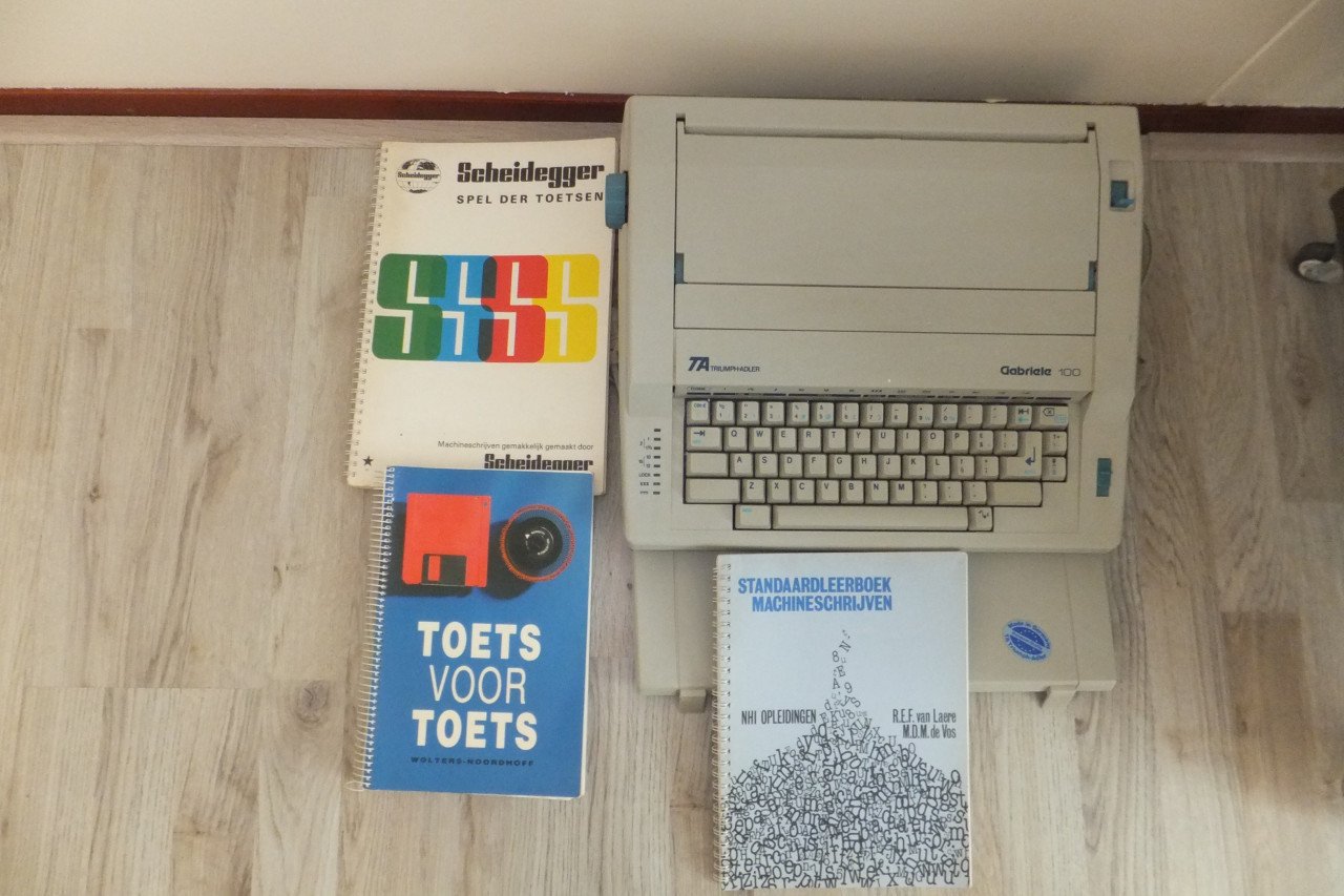Elektrische typmachine met boeken om zelf te leren blind typen