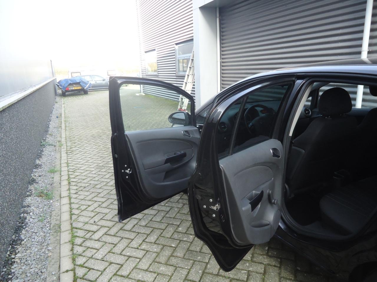 Opel corsa 14-16v 5drs 111 edition