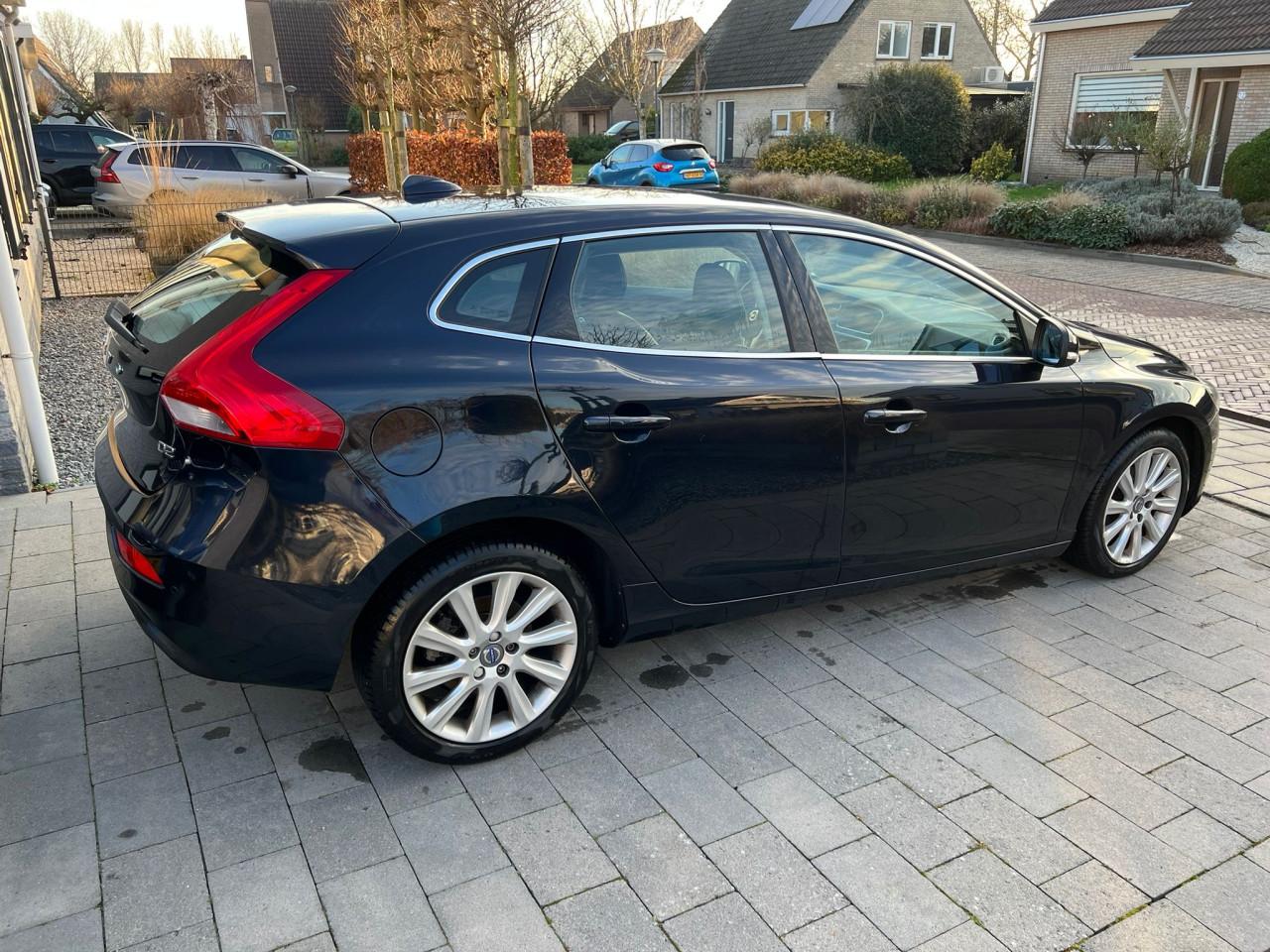 Volvo v40