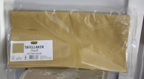 Nieuwe in verpakking goudkleurig tafelkleed