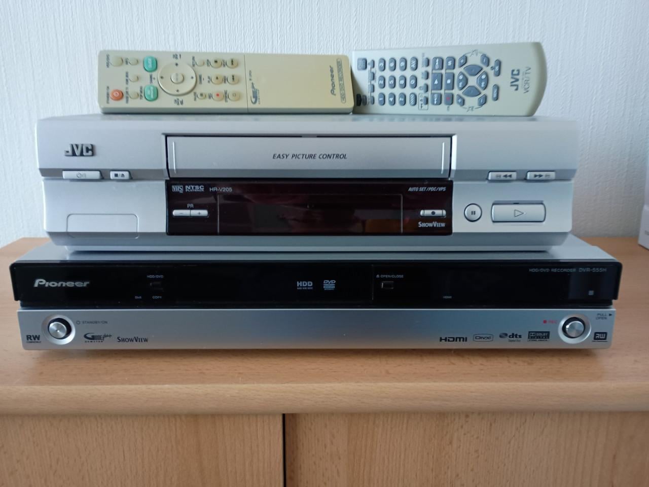 Pioneer HDD DVD-recorder en JVC-videorecorder