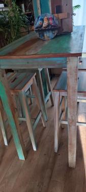 Surfing beach-look mango/acacia bartafel met 4 barkrukken (VidaXL)