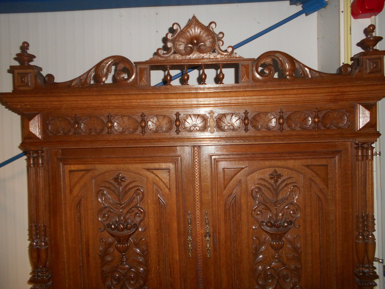 Antiek wandmeubel in goede staat