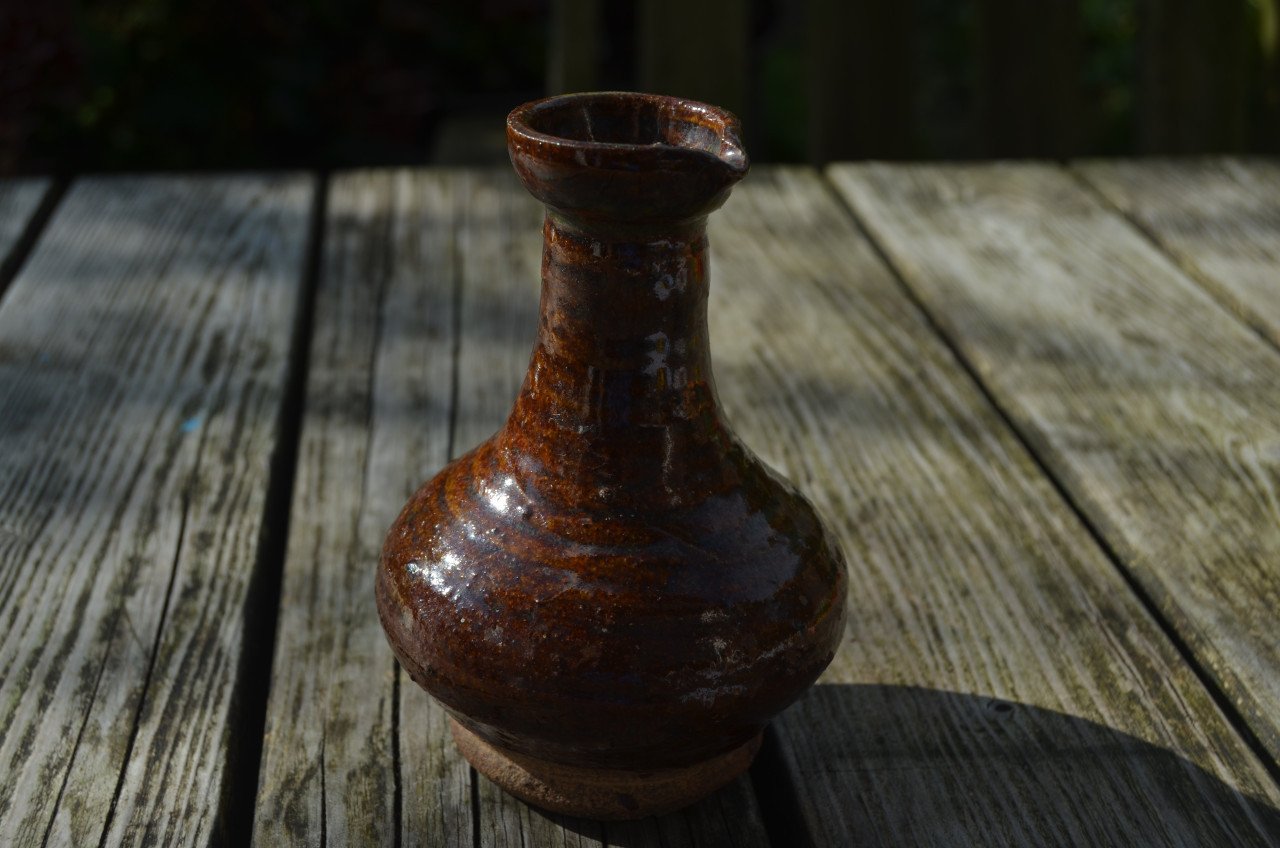 Klein aardewerk schenkflesje verm. 18e/19e eeuws.