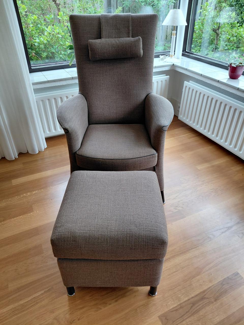 Fauteuil met poef