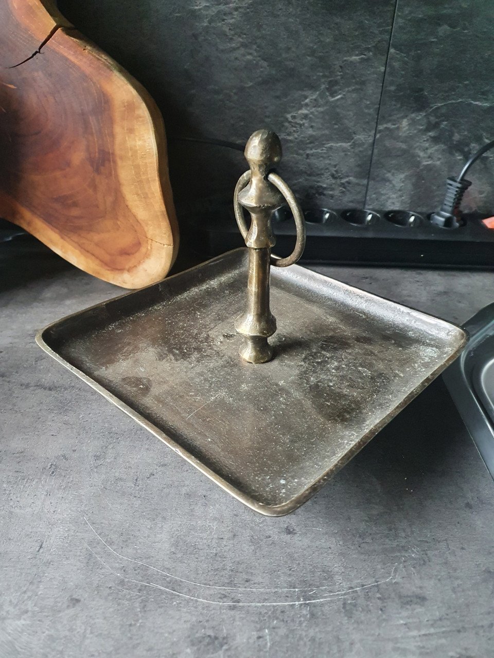 Heel mooie vintage etagére van zwaar metaal in goede staat aangeboden