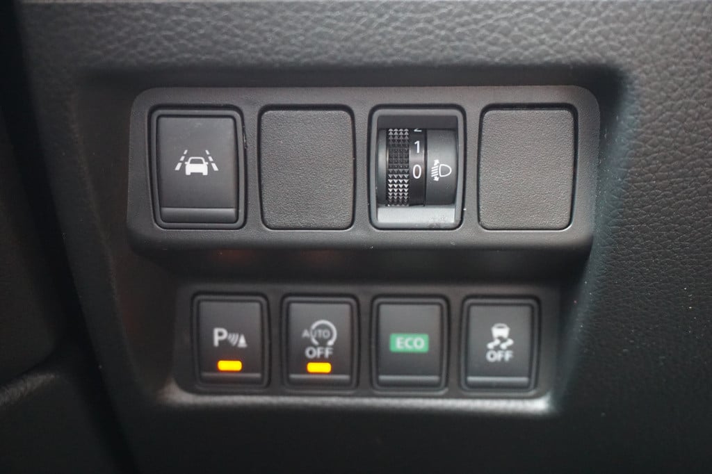 Nissan Qashqai 1.2 n-connecta airco / navi / camera / cruise / pano / trekh