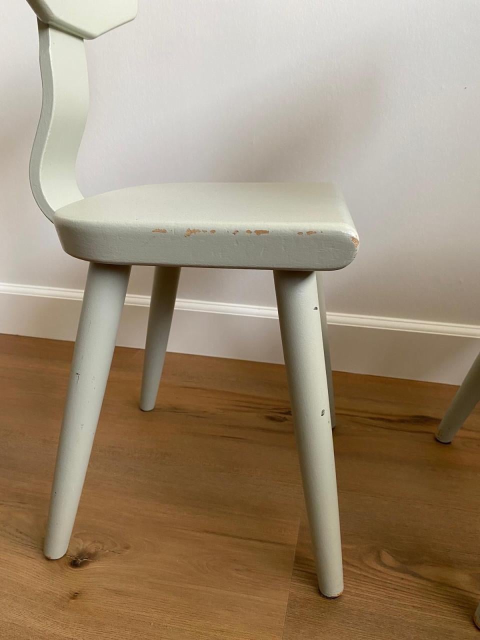 Twee houten kinderstoelen-vergrijsd groen