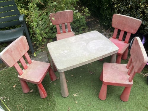 Speelgoed tafel en 4 stoelen