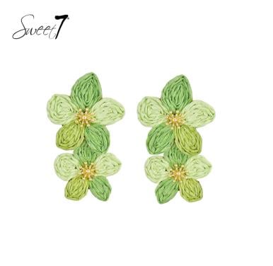 Oorbellen met twee bloemen in groene tinten van Raffia