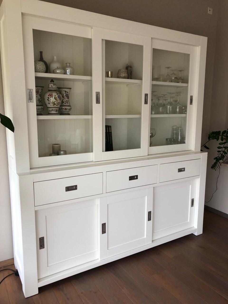 Witte buffetkast met schuifdeuren