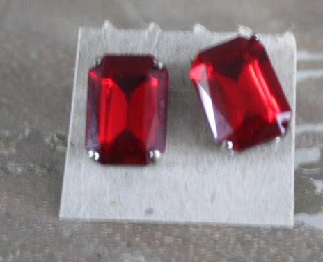 Zilverkleurige oor stekers met rode steen