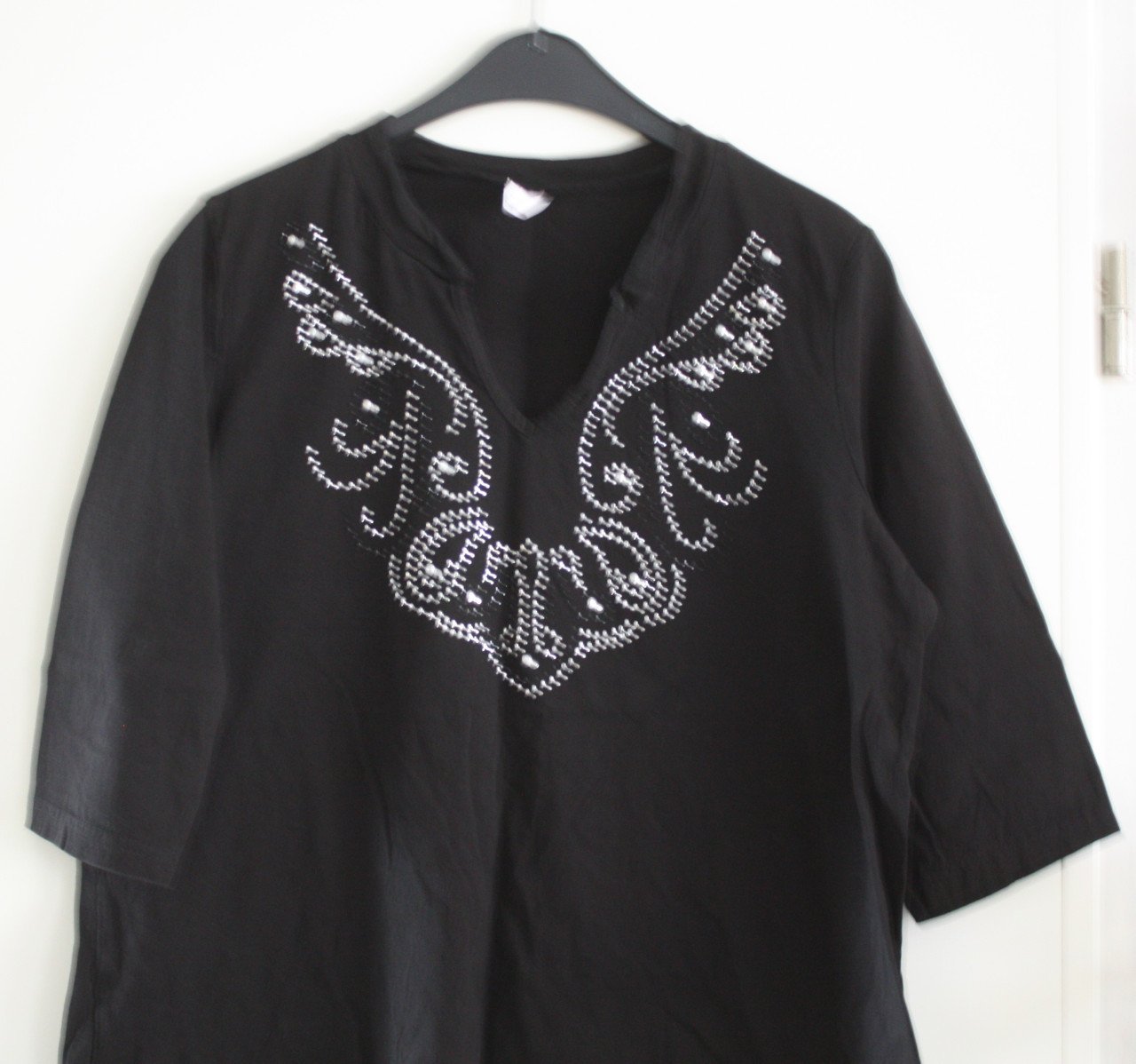 Zwart shirt met steentjes print hals  maat 46