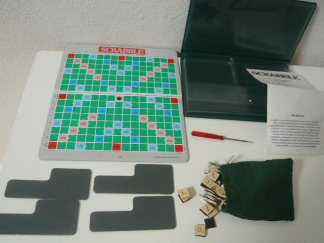 SCRABBLE POCKET MET MAGNEET LETTERS