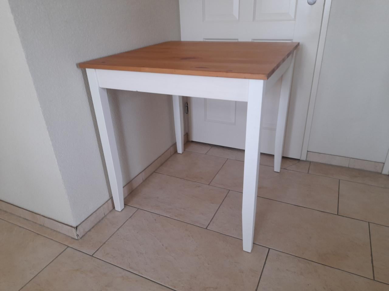 Massief houten tafel 74 x 74 x 75H (in goede nette staat )
