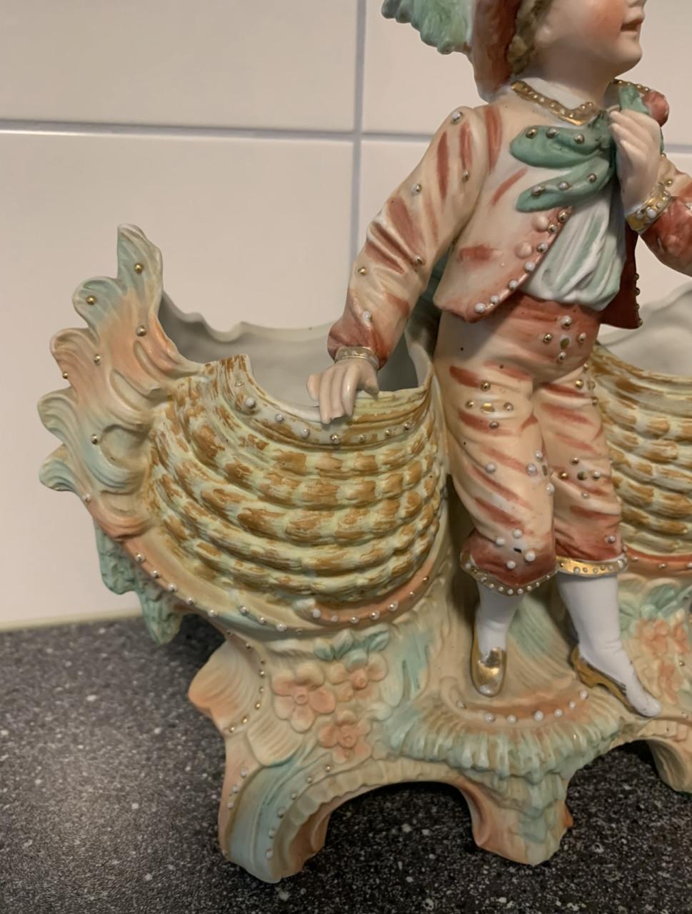 PLANTENBAKJE MET VICTORIAANSE JONGEN, GEMERKT