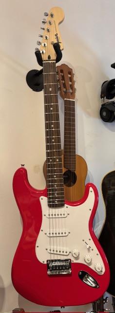 Wat doe je met vrienden? Muziek maken met deze fijne stratocaster