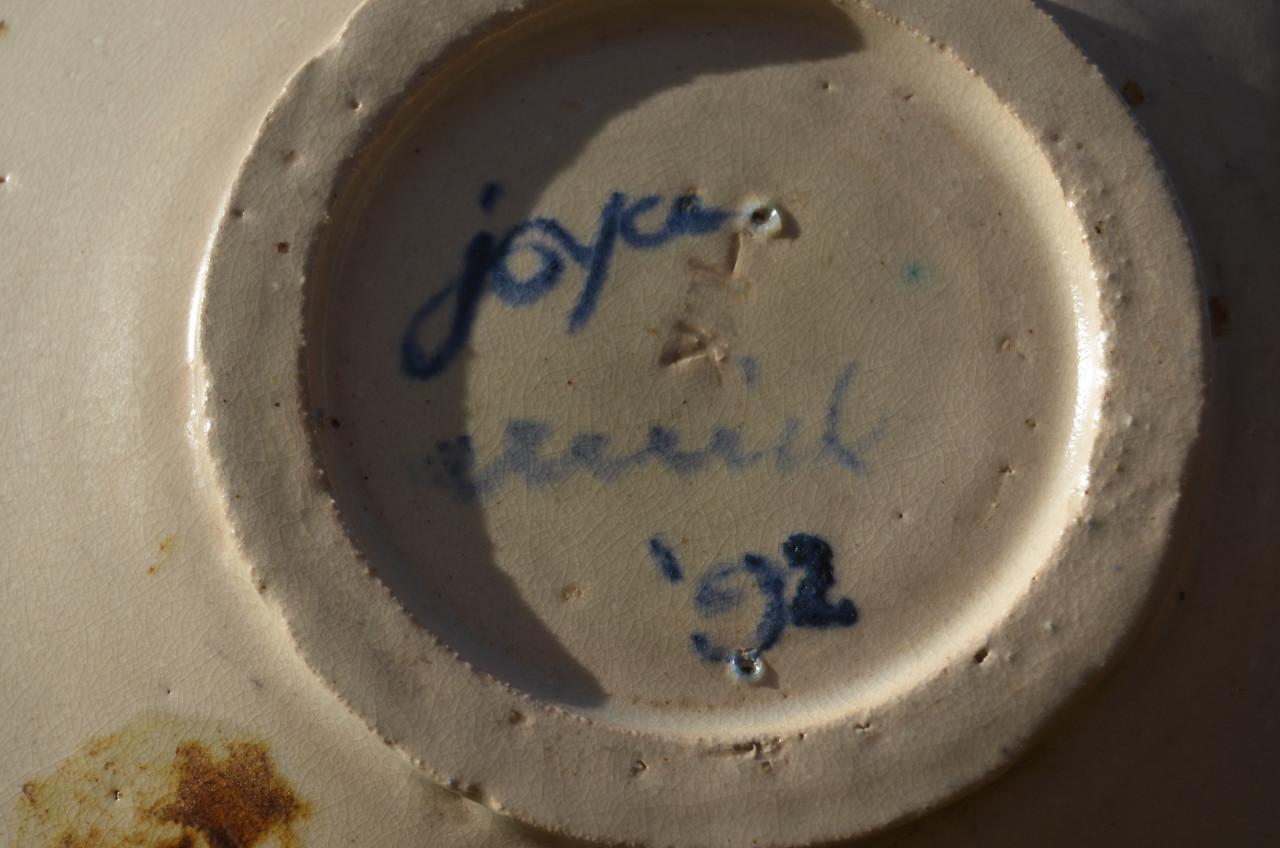 Fraaie grote aardewerk schotel, gesigneerd, gedateerd (1)