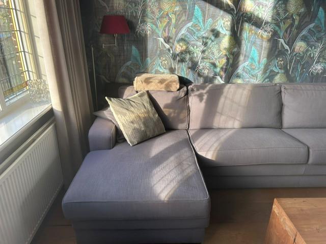 Grijze zitbank met uitloop