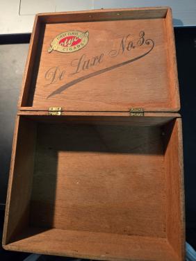 Houten sigarenkistje van het merk Botyco met "De Luxe No. 3" Leeg.