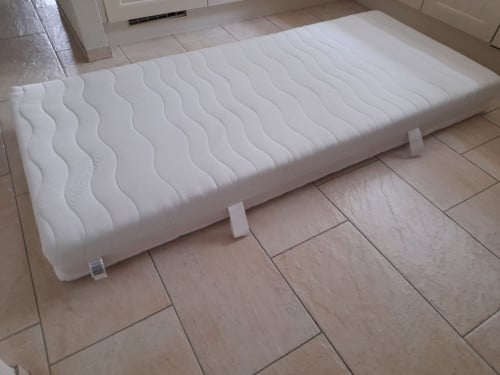 Net schoon matras 90 x 200 x 19 H (in goede nette staat )