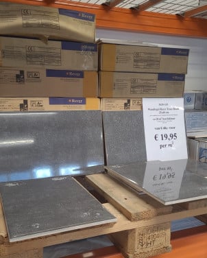 3035-153 ca 28 m² zwart glanzende tegels, 25x40 cm, van € 46,- per m² voor