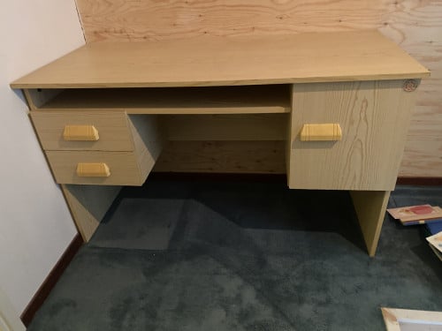 Gratis Leuk bureau en tweede kastjes