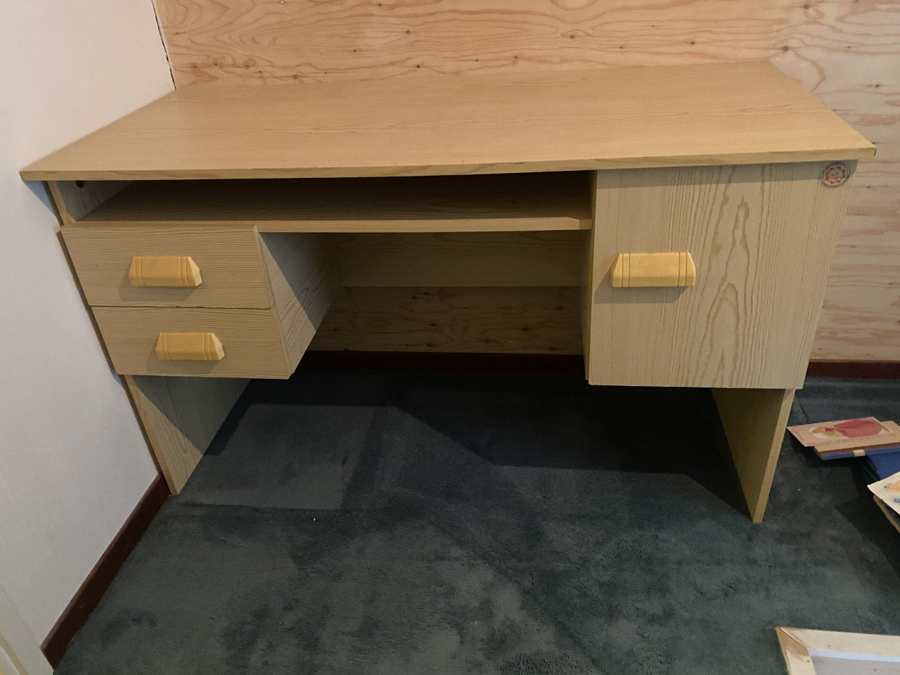 Gratis Leuk bureau en tweede kastjes
