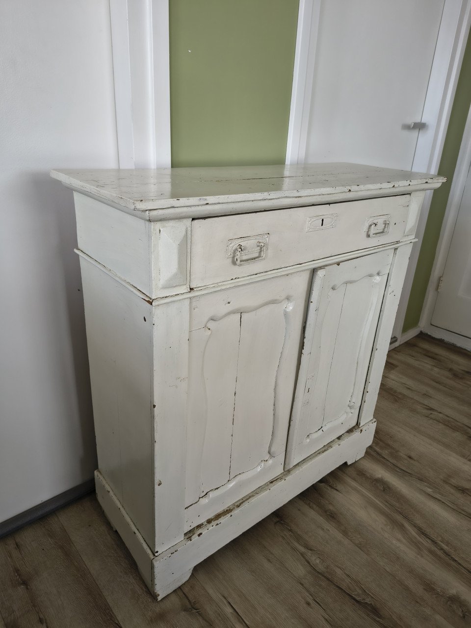Fantastische witte brocante kast, biedermeier kast met lade.