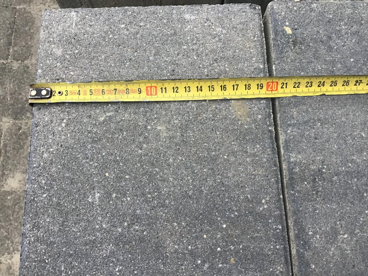 Gratis af te halen betonstenen  600 stuks grijs gemêleerd 20x30x6