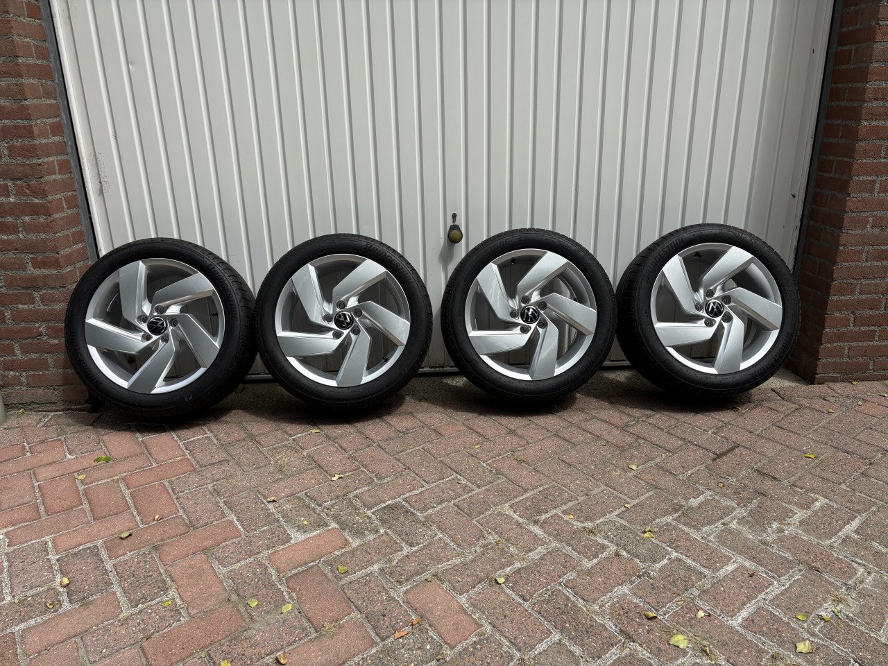 Set originele VW Golf 8 velgen, model Richmond met Bridgestone zomerbanden
