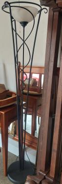 Stijlvolle staande lamp met glazen kap